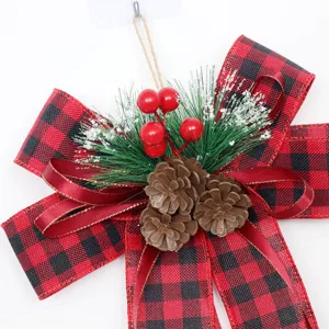 Fiocco di Natale a quadri rossi e neri con pigne e bacche rosse da appendere per le feste.