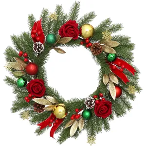 Weihnachtskranz Türdeko mit roten Rosen Zapfen und Weihnachtskugeln festliche Heimdekoration