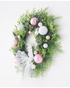 Corona de Navidad bolas rosa blancas piñas lazo decoración puerta pared adorno