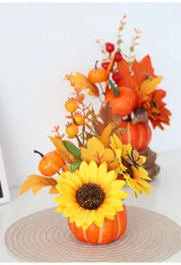 Vue détaillée d'accessoire de décoration de table d'automne citrouille artificielle tournesol.
