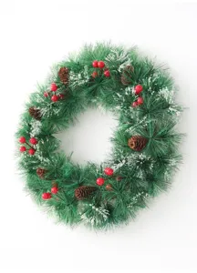 Hermosa corona de navidad con piñas bayas y nieve decoración para colgar en la puerta