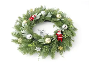 Primer plano detallado de la corona de Navidad con agujas de pino y ciervo plateado.