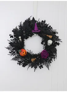 Close-up van de zwarte Halloween-krans met heksenhoed en pompoendecoratie voor feestjes.