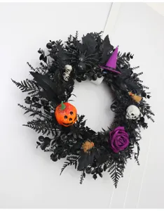 Spookachtige zwarte Halloweenkrans met pompoen en schedel voor deur- en wanddecoratie