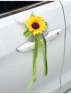 Détail en gros plan de la décoration de poignée de porte de voiture avec tournesol.
