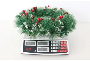 Corona de navidad con piñas y bayas rojas para decoración de puertas y paredes.