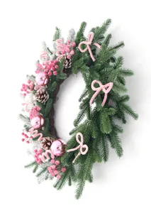 Corona de Navidad rosa con agujas de pino, bayas y letras decorativas para fiestas.