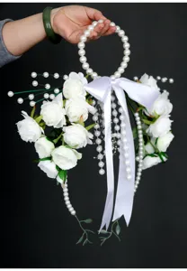 Fiore da polso in rosa artificiale da sposa con manico di perle e nastro bianco matrimonio.