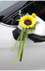 Décoration de tournesol pour rétroviseur de voiture de mariage avec rubans verts, détail floral.