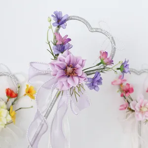 Kinder Feenstab mit Kunstblumen und lila Schleife, ideal für Geburtstagsfeiern und Hochzeiten.