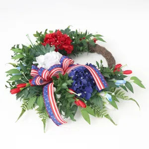 Patriottische US Onafhagelijkheidsdag bloemenkrans met rood wit blauwe hortensia's en lint.