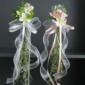 Dekorative künstliche Blumen für Hochzeitsgläser mit eleganten Schleifen und Reben.