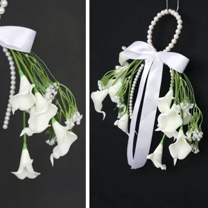 Hermoso ramo de novia artificial de alcatraces con perlas y un elegante lazo blanco
