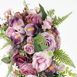 Wunderschöner künstlicher kaskadierender Brautstrauß in Lila und Rosa für Hochzeitsfotorequisiten.