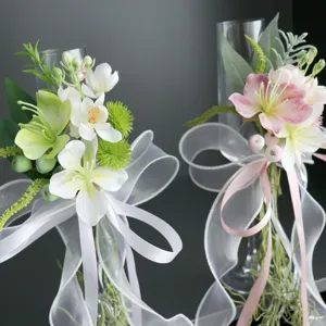 Hochzeit Sektglas Kunstblumen Dekoration, weiße und rosa Seidenblumen für Feier.