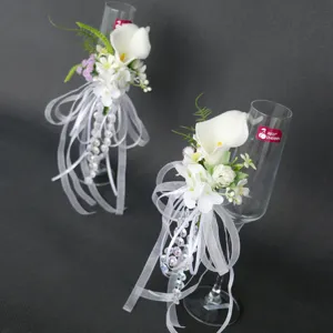 Hochzeit Sektglas Dekoration Set mit künstlichen weißen Calla Lilien und Bändern.