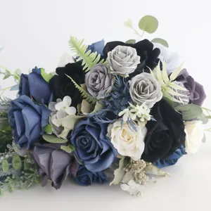 Künstlicher Rosen Brautstrauß für Outdoor Hochzeitsfotografie dunkles Blumenarrangement