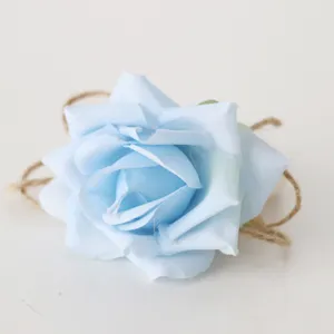 Portatovaglioli in tessuto rosa blu con corda di canapa per decorazione tavola matrimonio hotel.