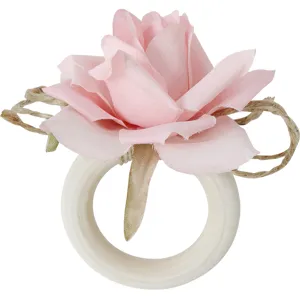 Portatovaglioli in legno con rosa in tessuto rosa e corda di juta per decorare la tavola.