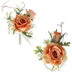 Elegantes Set aus Hochzeits-Corsage und Armband mit orangefarbenen Rosen und Perlen.