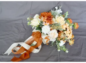 Detailansicht des europäischen orange künstlichen Hochzeitsblumenstraußes als Fotorequisite.