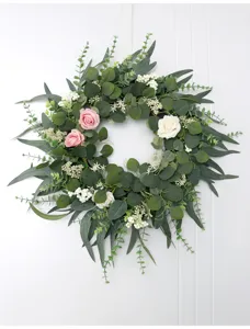 Schöner künstlicher Eukalyptus Blumenkranz mit rosa und weißen Rosen für Wand und Tür.