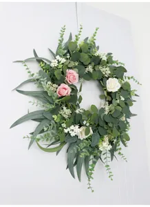 Künstlicher Eukalyptus Blumenkranz mit rosa weißen Rosen für Hochzeit Wand Tür Deko Zuhause