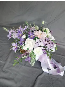 Ramo de novia artificial en morado y blanco, ideal para decoración floral de bodas y hogar.