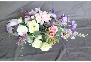 Ramo de flores artificiales boda novia arreglo floral decorativo vista detalle.
