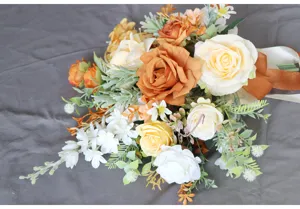 Europäischer oranger künstlicher Brautstrauß Detail, Seidenrosen Blumenarrangement Deko.