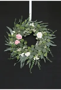 Detailansicht des künstlichen Eukalyptus-Rosen-Kranzes mit sattem Grün und Blüten.