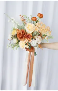 Europäischer romantischer künstlicher Brautstrauß in Orange für Hochzeitsfotografie und Deko.