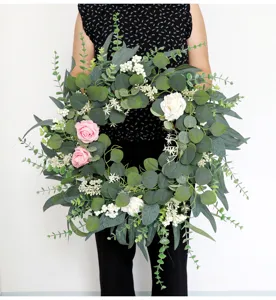 Detailaufnahme des großen künstlichen Eukalyptus-Blumenkranzes mit Rosen für Wanddeko.
