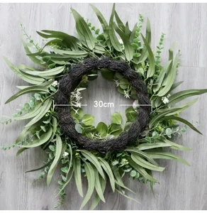 Detailansicht des künstlichen Eukalyptus Blumenkranzes für Wand- und Türdekoration zu Hause.