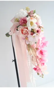 Cascade kunstmatig bruidsboeket met roze en witte rozen en een elegant vallend lint.