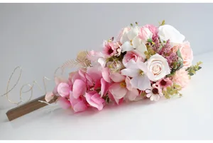 Prachtige kunstmatige druppel bruidsboeket in roze en wit voor bruiloften en romantische decoratie.