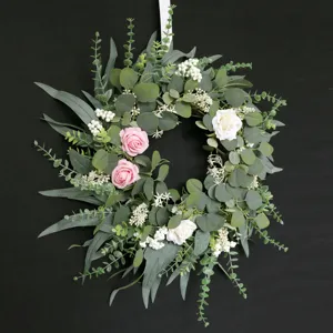 Künstlicher Eukalyptus Blumenkranz mit rosa und weißen Rosen für Wand und Haustür.