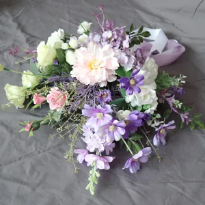 Ramo de novia de flores artificiales para bodas al aire libre y decoración del hogar.