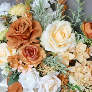 Künstlicher Herbst Rosen Blumenstrauß für Hochzeitsfotografie und Heimdekoration.