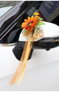 Detail de la decoration de retroviseur de voiture tournesol avec ruban dore pour mariage.