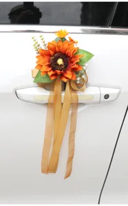 Gros plan sur les details du bouquet de poignee de porte de mariage tournesol orange.