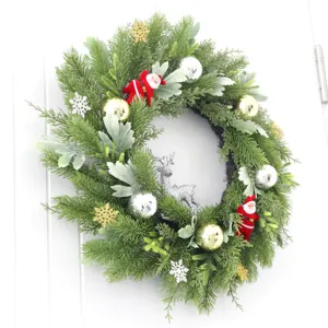 Corona de Navidad para puerta principal decoración festiva con ramas de pino y esferas