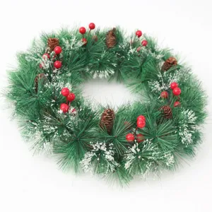 Corona de Navidad artificial con piñas y bayas rojas para decoración de puertas