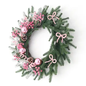 Corona de Navidad con adornos rosas piñas y ramas de pino nevadas para decoracion de puerta