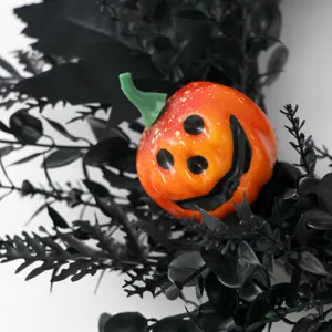 Halloween krans met zwarte bladeren en oranje pompoen voorgevel deur en muur feestdecoratie