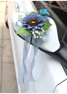 Gros plan détaillé de la décoration florale de rétroviseur de voiture de mariage tournesol.