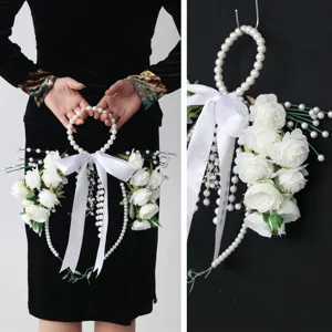 Elegante bouquet da sposa con rose artificiali e perle cerchio floreale per foto di nozze.