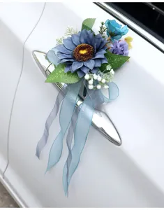 Vue détaillée du bouquet de fleurs artificielles tournesol pour poignée de porte de voiture.