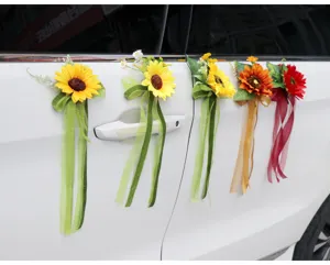 Vue détaillée de fleurs de décoration de poignée de porte de voiture de mariage tournesol artificiel.