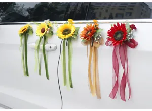 Vue détaillée de la décoration de poignée de porte de voiture tournesol pour mariage.